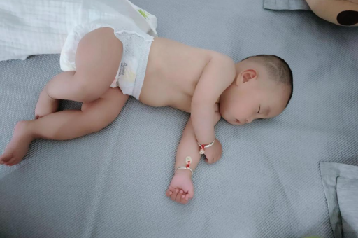 滨州宝宝胳膊上起红疙瘩